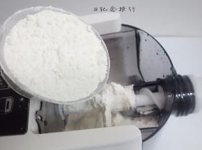 将100g面粉倒入九阳W3面条机然后盖上盖子