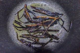 中小火熬到葱段变黑即可