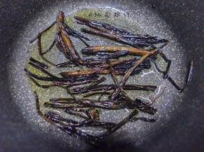 中小火熬到葱段变黑即可