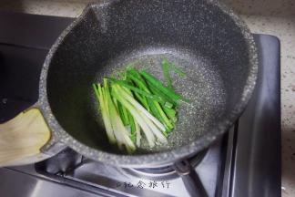 热锅冷油放入葱段，洗净要沥干水分不然会溅油