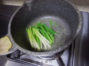 热锅冷油放入葱段，洗净要沥干水分不然会溅油