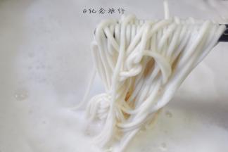 面煮熟，千万别煮太软了要稍微有一点点硬比较好吃