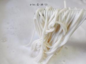 面煮熟，千万别煮太软了要稍微有一点点硬比较好吃