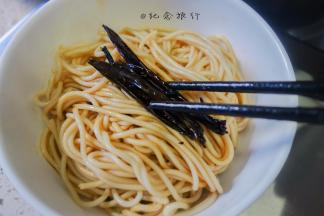 倒上适量的葱油料汁拌匀，放上葱段装饰