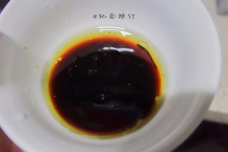 过滤出葱段跟一些渣，倒入一小勺料酒，两勺生抽，一点点糖、一点点醋混合均匀即可，葱段可以留一些当装饰,你可以根据自己的口味灵活调节调料的用量