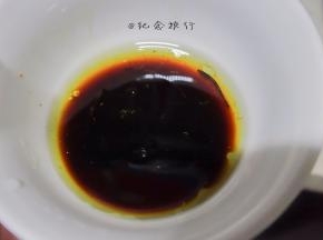 过滤出葱段跟一些渣，倒入一小勺料酒，两勺生抽，一点点糖、一点点醋混合均匀即可，葱段可以留一些当装饰,你可以根据自己的口味灵活调节调料的用量