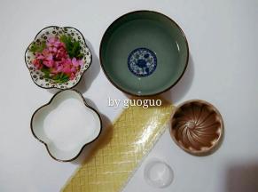 称量好所需要的材料备用，把清洗好的花用淡盐水浸泡15分钟