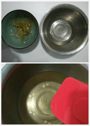 
吉利丁片放入冷水中浸泡备用，把水和糖放入锅中烧开，然后晾凉备。浸泡好的花朵捞出淋干水分