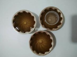 待水晾凉至手温时加入泡软的吉利丁片搅拌均匀，倒入模具中