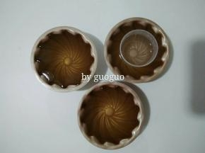 待水晾凉至手温时加入泡软的吉利丁片搅拌均匀，倒入模具中