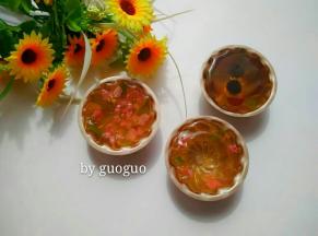 花朵和水果摆好后，放入冰箱冷藏30分钟
