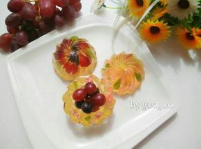 把模具从冰箱里拿出，脱模