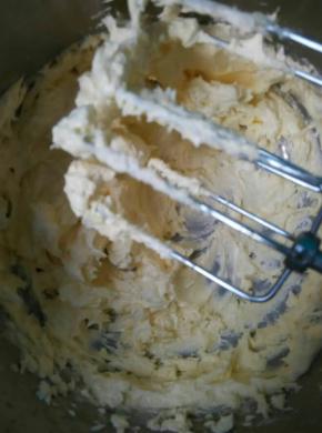 软化好的黄油加入糖打发至发白，分次加入鸡蛋液，搅拌均匀