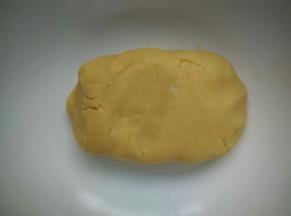 加入低粉揉成面团，放冰箱冷藏20分钟