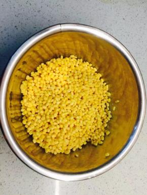 脱皮绿豆洗干净，泡24小时左右