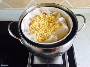 泡好的豆子在清洗干净，放在锅里蒸熟