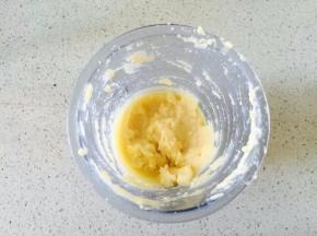 蒸熟的豆子加少许水用料理机打成泥