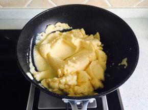 放入锅中小火翻炒