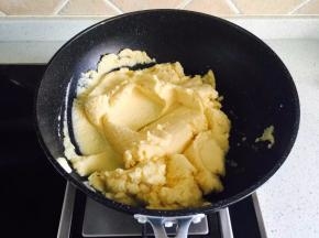放入锅中小火翻炒