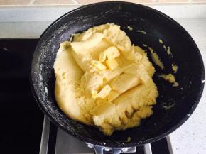 炒到水份蒸发一些，豆泥比较干时，加入第一次的黄油，翻炒到黄油全部融合到豆泥中