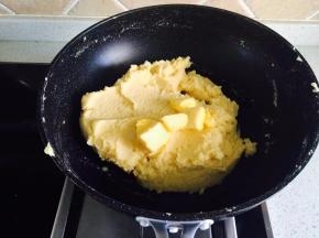 放入第二次黄油继续炒到黄油融合到豆泥中