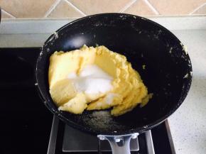 一次性加入全部糖，炒到糖全部被吸收