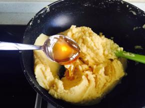 加入麦芽糖炒到完全吸收