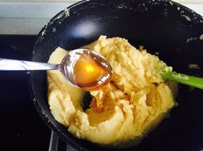加入麦芽糖炒到完全吸收