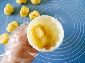取一份放到月饼模具里