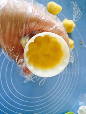 用手指按村豆泥