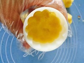 用手指按村豆泥
