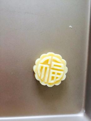 在不粘烤盘用力压出型状