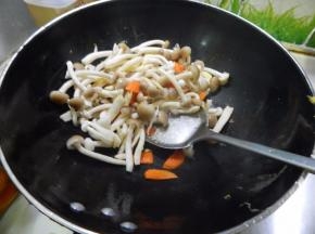 炒散后加入蟹味菇