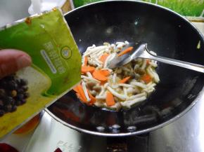 加入黑胡椒粉