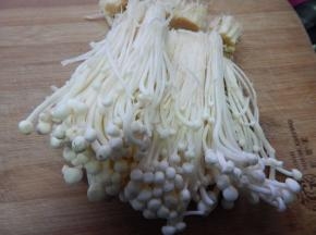 金针菇清洗干净