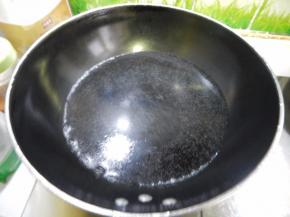 锅里加入油加入水加入盐烧开