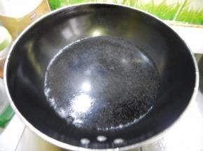 锅里加入油加入水加入盐烧开