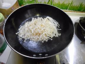 水开后加入金针菇