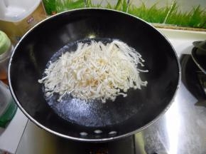 水开后加入金针菇