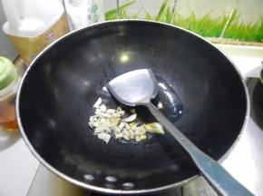 锅里加入油加入葱炒香