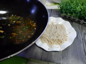 煮至入味泼至烫好的金针菇上