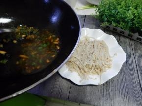 煮至入味泼至烫好的金针菇上