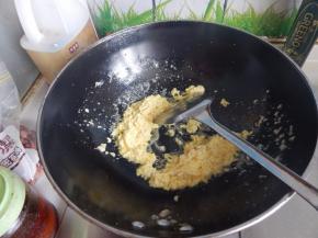 锅里加入油加入鸡蛋炒