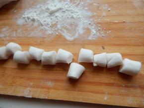 醒好的面团切小块