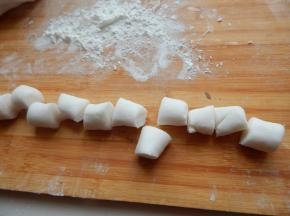 醒好的面团切小块