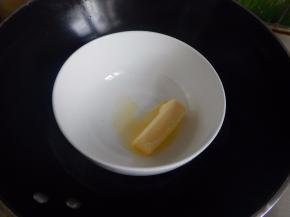 在把黄油软化