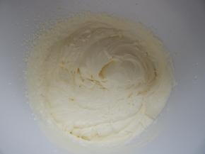 淡奶油加入40克白糖打发