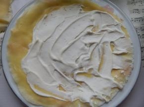 一片千层皮抹上奶油