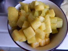 芒果去皮切丁