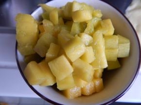 芒果去皮切丁
